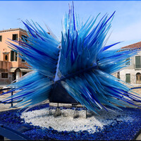Перед ней установлена скульптура Natale di luce in una cometa di vetro (Рождество света в стеклянной комете), отлитая из стекла в 2008 году.