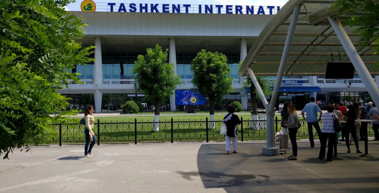 Ташкент аэропорт центр. Аэропорт Ташкент терминал 2. Табло аэропорта Ташкент. План аэропорта Ташкент. Аэропорт Ташкент фото любительский.