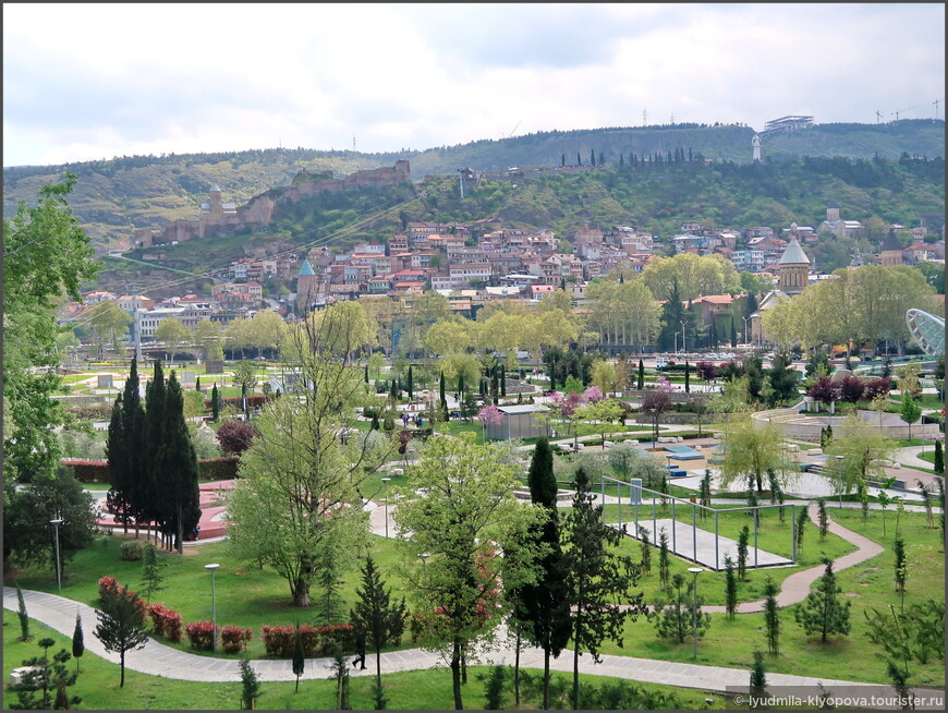 Весь Старый Тбилиси — как на ладони: от парка Рике до крепости Нарикала, памятника Мать Грузия и даже Мтацминды