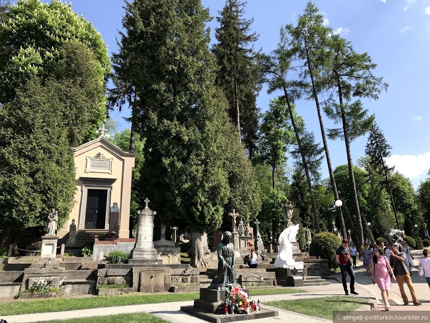 Лычаковское кладбище Львова-само по себе памятник архитектуры