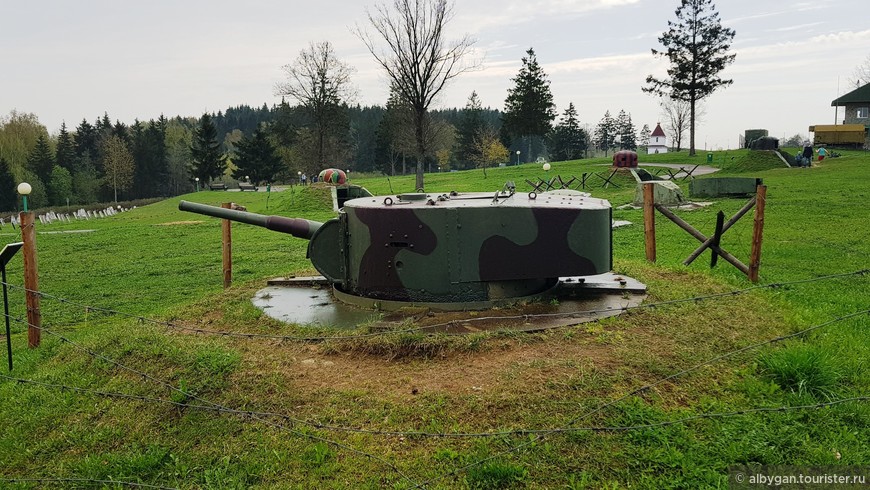 Вкопанная башня танка БТ (если не ошибаюсь). Метод, широко применявшийся в укрепрайонах, в том числе и в 70-80-х годах на китайской границе