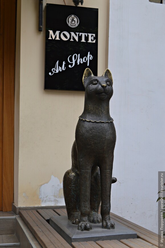 Скульптура кошке, предупредившей людей о пожаре
