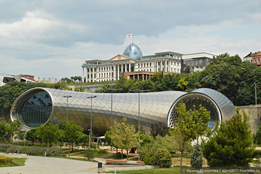 Президентский дворец и пока не действующий культурный центр