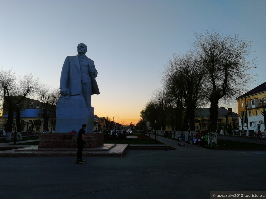 Мы победили — памятник Машке и Мишке в Ахтубинске