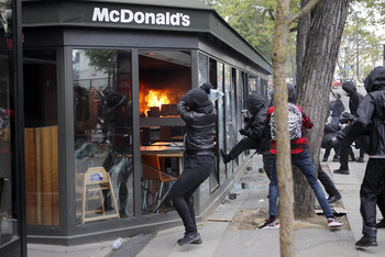В Париже первомайская демонстрация переросла в беспорядки 