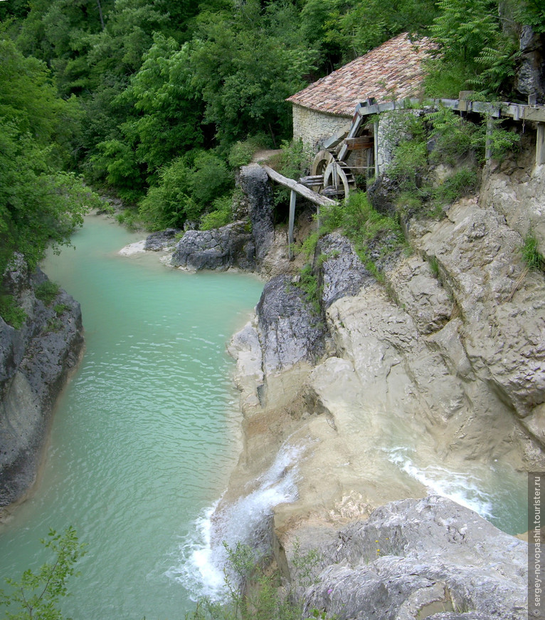 На реке Мирна у с.Котлы. Старая водяная мельница. Фото: © Новопашин С.А., 2008
