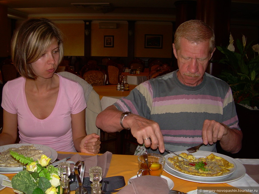 В ресторане MCotić. Слева: поедание спагетти с трюфельной стружкой Tagliatelle mit Trüffel. справа: поедание грибного омлета – Fritaja. Фото: © Новопашин С.А., 2008
