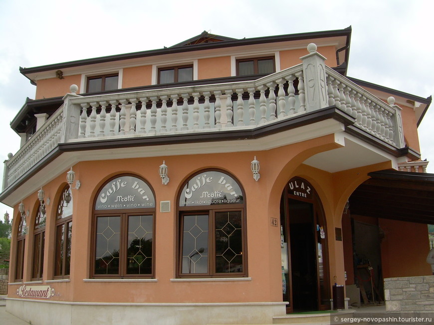 Фасад здания ресторана «MCotić», г.Мотовун. На «веселом» сербо-хорватском языке Ulaz (улаз/влаз) – «вход» (см. надпись справа). Соответственно, «выход» - Izlaz (излаз/ вылаз).  