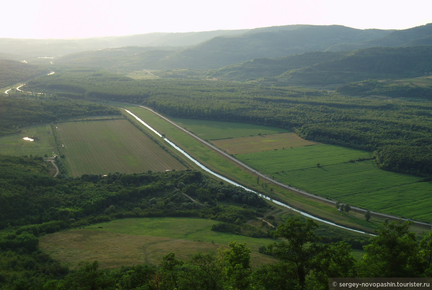 Сегодня у Мирны есть новое равнинное русло – искусственное, прямое как взлетно-посадочная полоса. Фото: Ivana, 2004