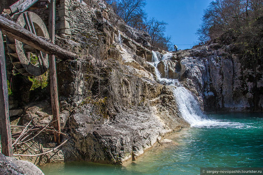 Вода выливается из одного «котла» в другой и, наконец, скользит по высокой скале и собирается в большом бассейне под названием «Шлап» (Šlap - водопад). Slap_Kotli_Фото: Drago Karlo 2014
