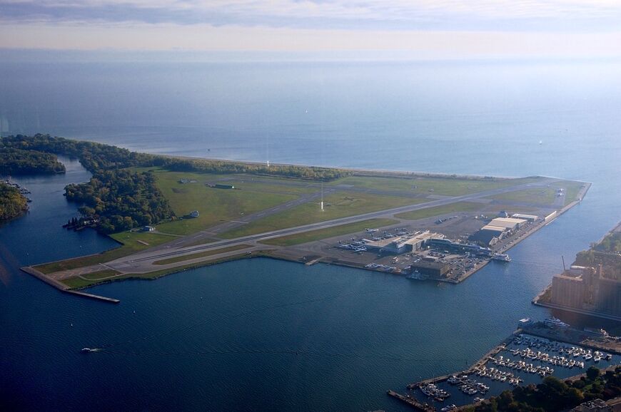 Вид на аэропорт Пирсон с телебашни CN Tower