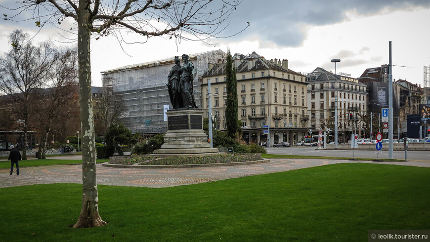 Проектировщиком памятника стал швейцарец Дорер. Установили памятник в 60-х годах позапрошлого века.
