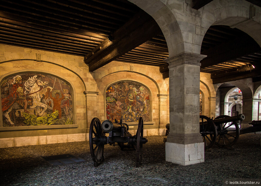 Арсенал находится слева по Rue du Puits-Saint-Pierre или прямо напротив Hôtel-de-Ville. Эта аркада датируется 1634 годом. Внутри находится пушка, отлитая в 1683 году. Стена арсенала украшена тремя мозаиками.