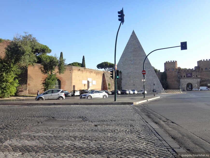 Аврелианова стена, пирамида Цестия, ворота Св. Павла со стороны пьяццале Остиенсе