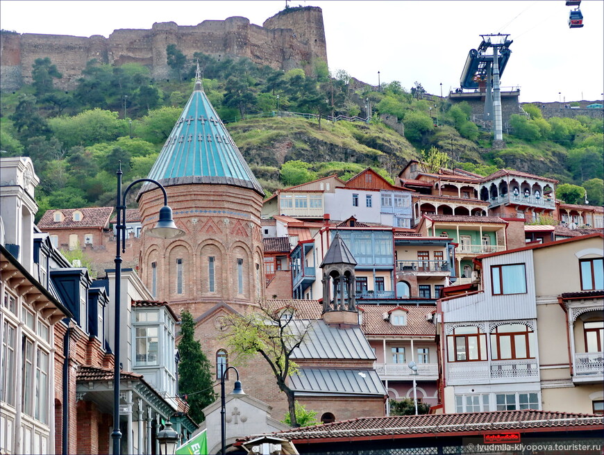 «Тбилиси — город бурь и пауз, в нём связь времён счастливо не распалась…»