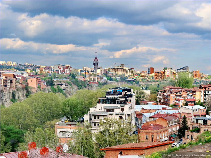 «Тбилиси — город бурь и пауз, в нём связь времён счастливо не распалась…»
