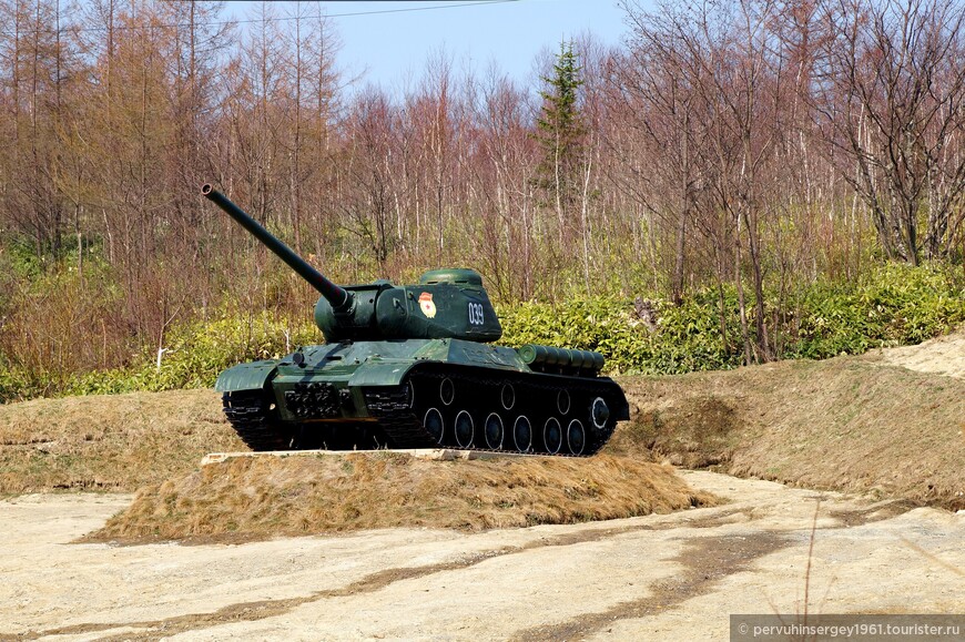 Танк ИС-1 (ИС-85) по дороге на Невельск рядом с КПП полигона