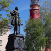 Памятник Петру и маяк