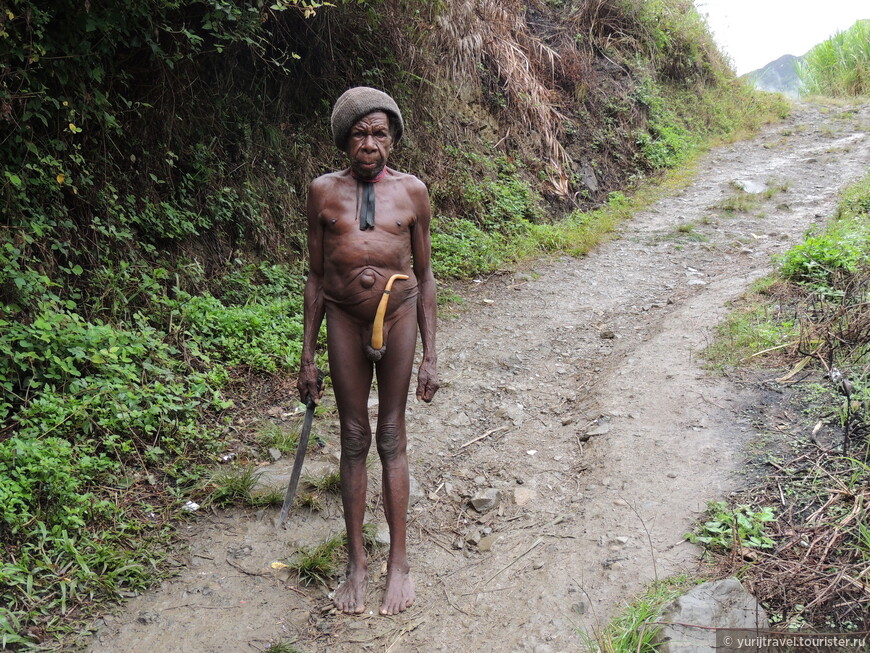 Папуас племени Дани в предместье города Вамена