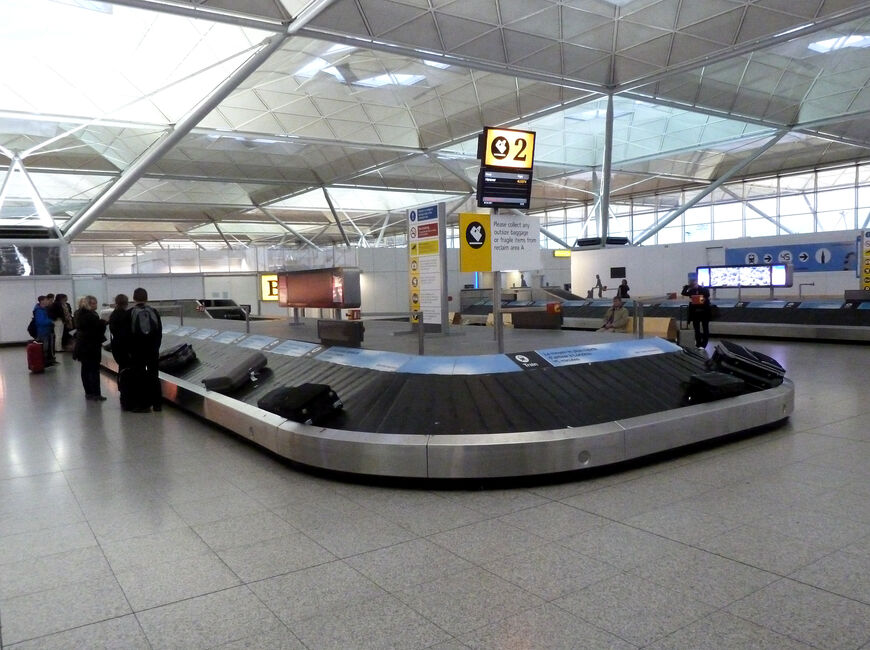 Зона выдачи багажа в аэропорту Станстед
