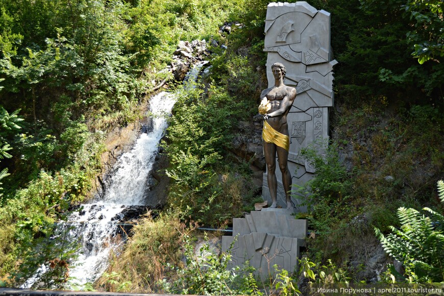 Скульптура Прометея у водопада
