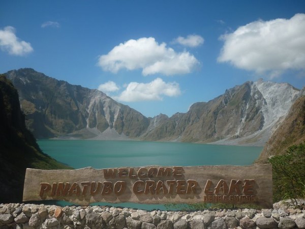Озеро в кратере активного вулкана Пинатубо, Филиппины