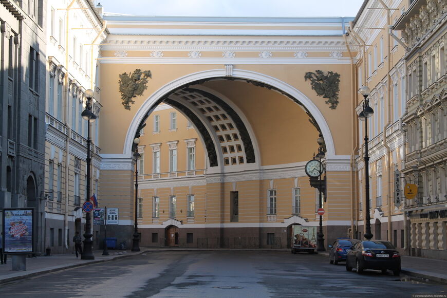 Вход на площадь через арку Главного штаба
