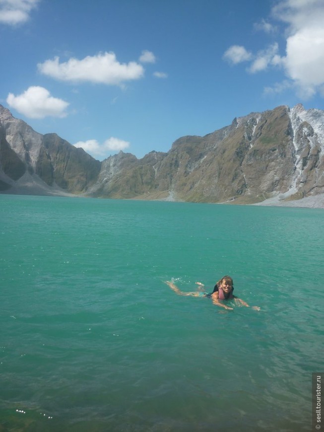 Озеро в кратере активного вулкана Пинатубо, Филиппины