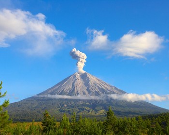 Власти Индонезии: вулкан на острове Ява не угрожает туристам  
