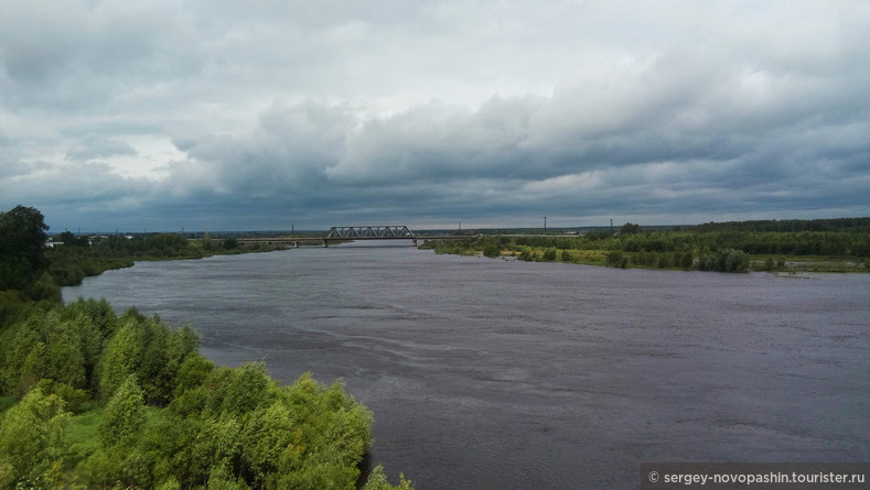 Тавда - самая длинная река Свердловской области (723 км). Вид с Каратуновского яра на реку и жд-мост. Фото © Новопашин С.А., 2017