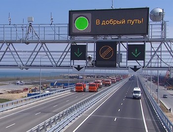 Автомобильное движение в обе стороны открылось по Крымскому мосту 