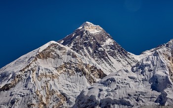 Российский альпинист погиб при восхождении на Эверест