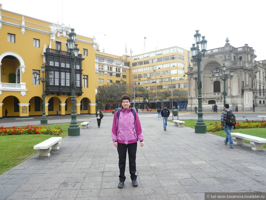 Площадь Plaza de Armas ранним утром.