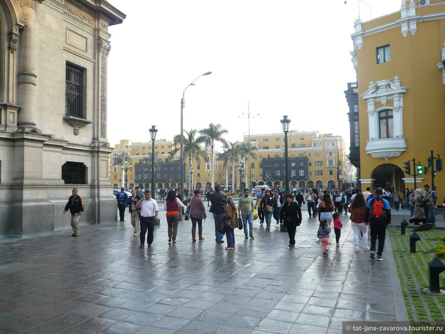 И та же Plaza de Armas днем.
