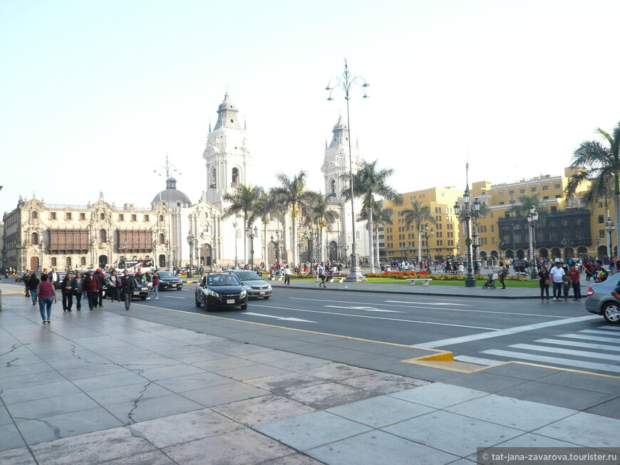 И та же Plaza de Armas днем.