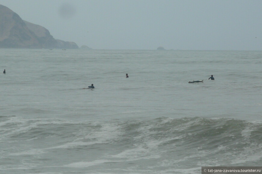 С утра океан смотриться серо и мрачно, но серфингистов уже много.
