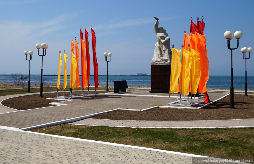 Реанимированный и вновь установленный памятник погибшим экипажам траулеров Невельской базы тралового флота на берегу напротив брекватера (16) 