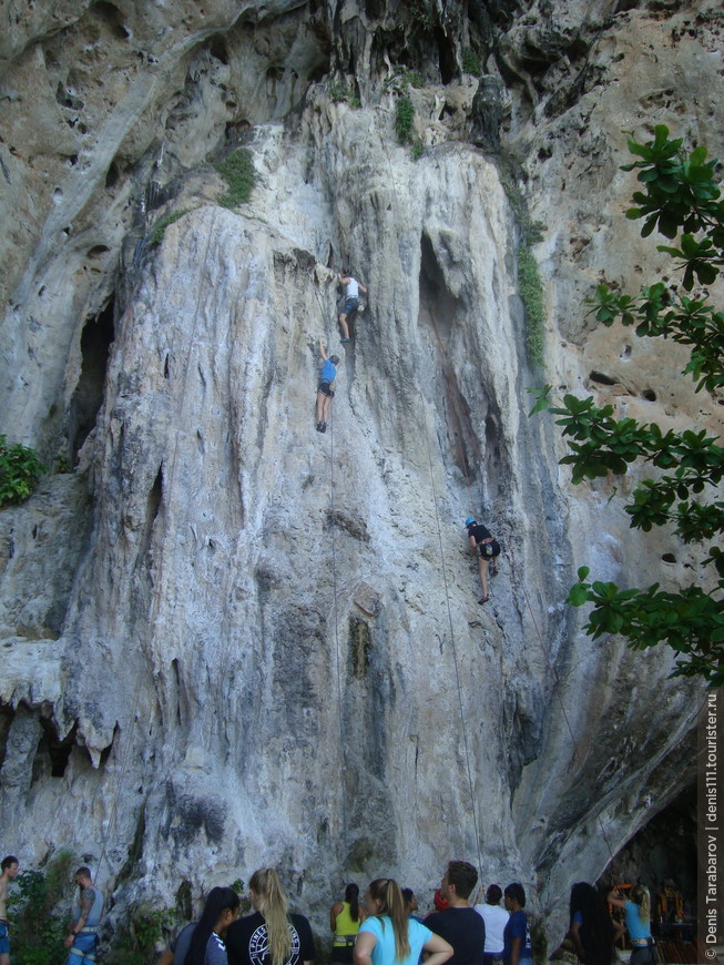 В южной части пляжа Прананг одну из скал облюбовали скалолазы-альпинисты