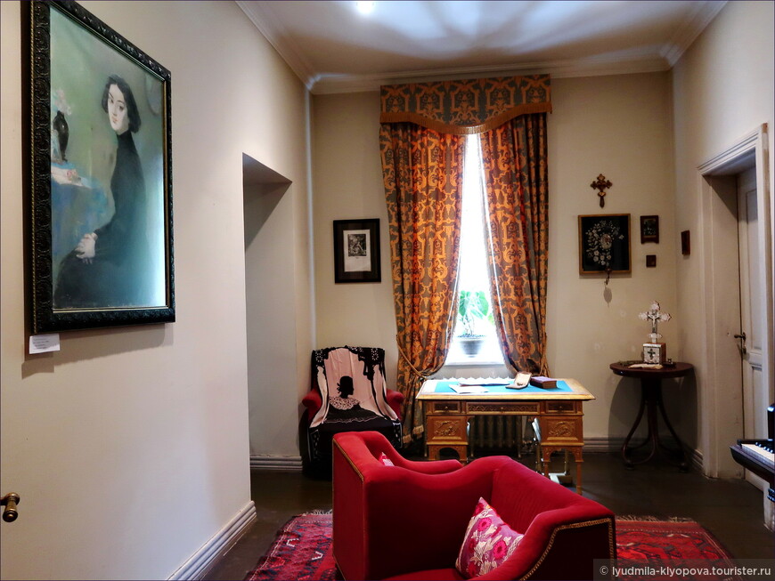 Комната Нины Чавчавадзе, не стене — её портрет