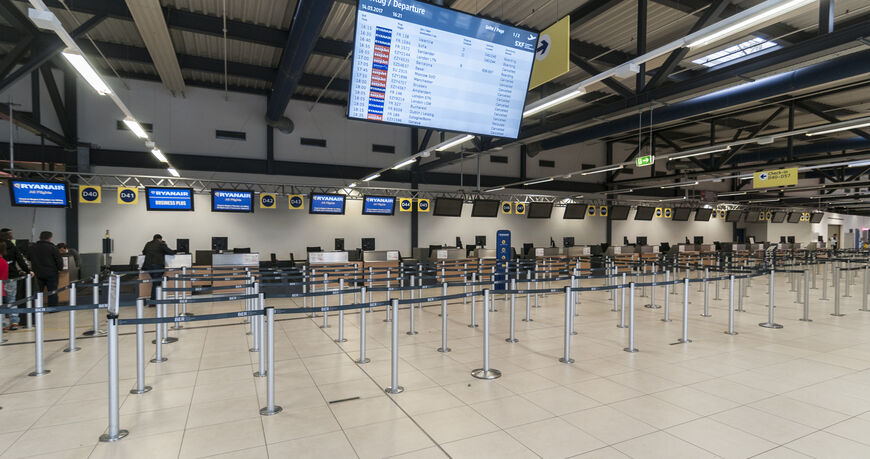 Зона регистрации в аэропорту Шёнефельд 
