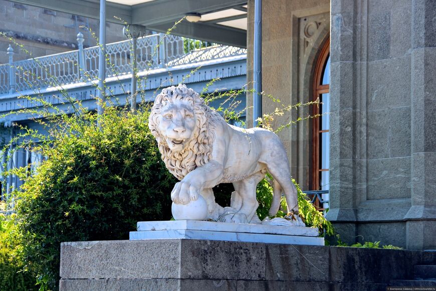 Скульптура льва на парадной лестнице