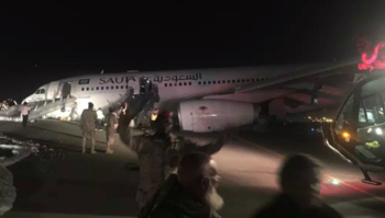 В Саудовской Аравии самолёт совершил жесткую посадку без шасси (видео)  