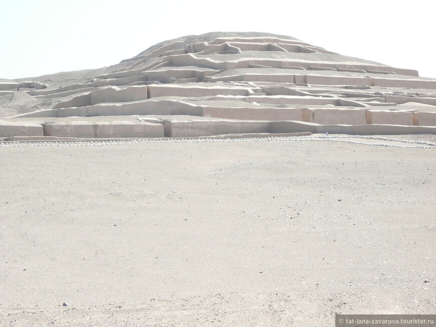 Вблизи видна четкая пирамидальная форма сооружений.