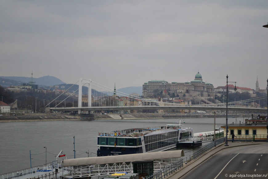 Мост Эржебет (назван в честь императрицы Елизаветы Баварской, супруги императора Франца Иосифа 1, более известной как Сисси). Построен в 1964 г.