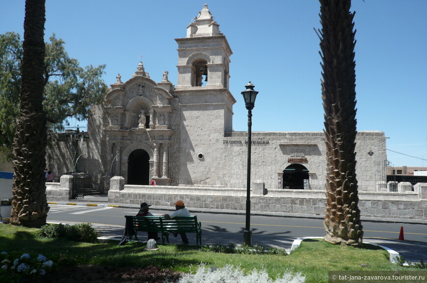 Iglesia San Miguel Arcangel(церковь святого Мигуэля Архангела).