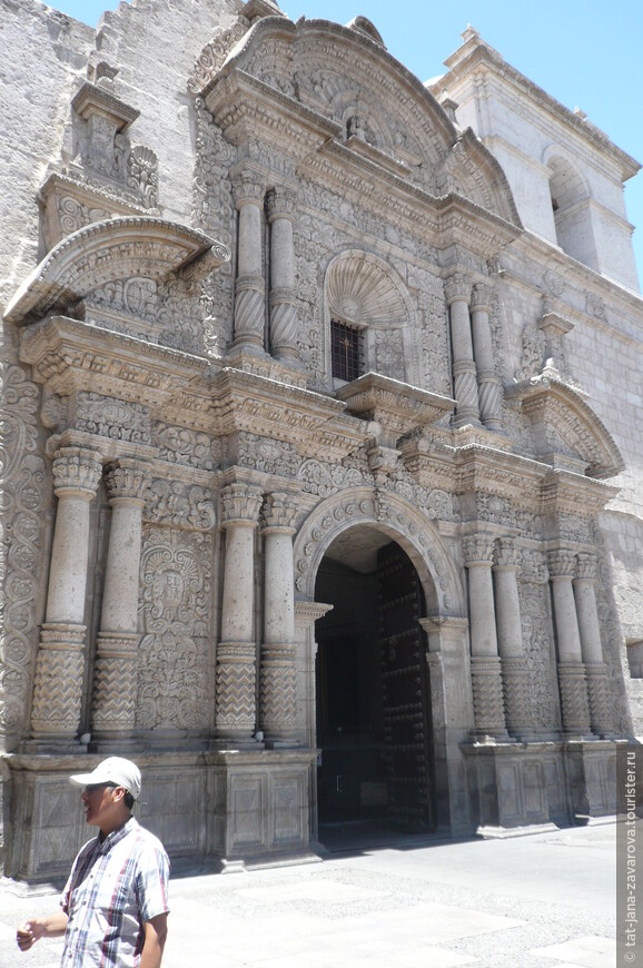 Церковь Iglesia de la Compania de Jesus.