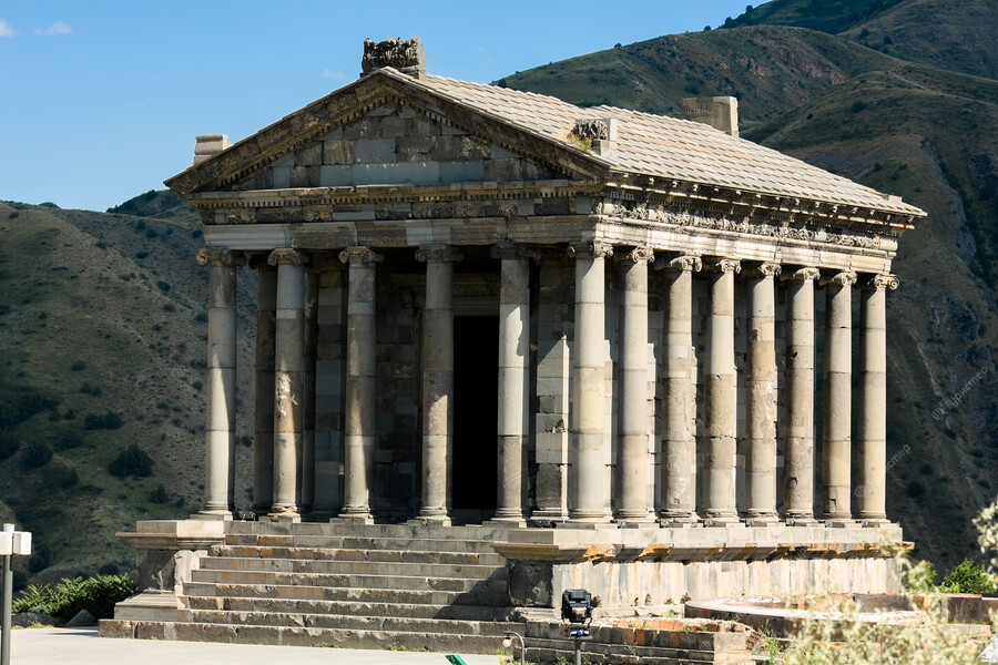 Храм в гарни