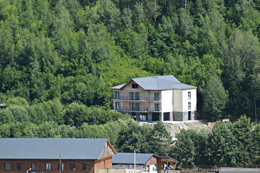 Вид на гостиницу Mountain с противоположного холма