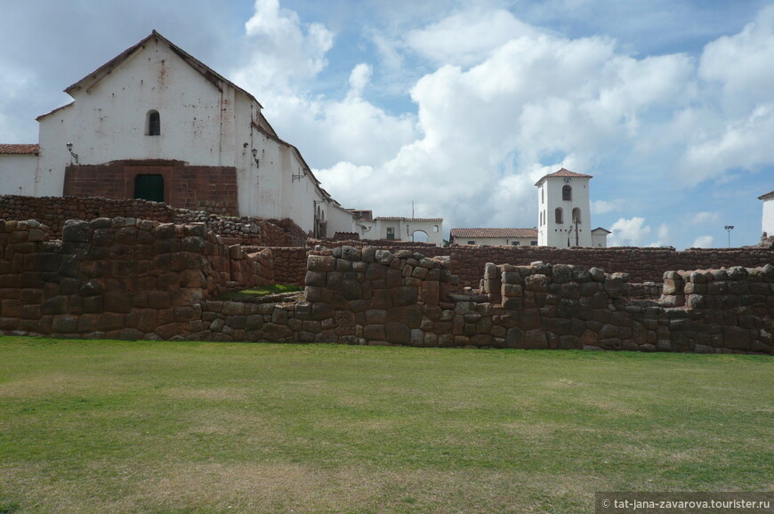 Постройки колониального периода на руинах инкских построек.