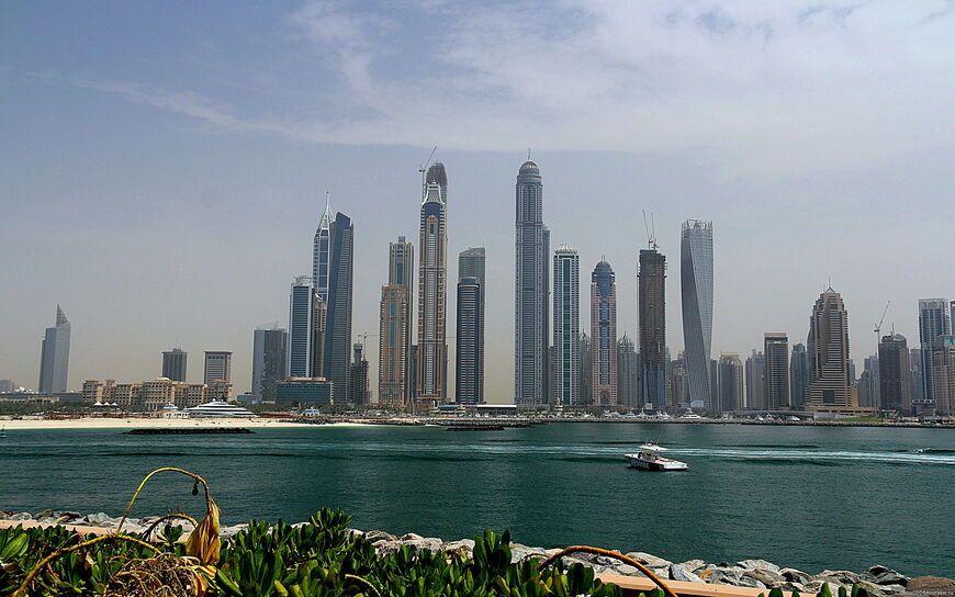 Небоскребы Дубая с берега Пальмы Джумейра